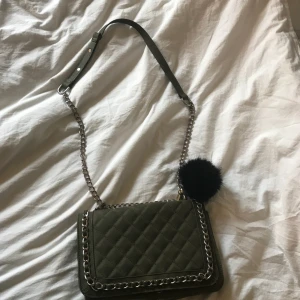  - Fin grön kedjeväska från ginatricot, köpte för drygt ett år sen men har inte kommit till användning så mycket. Lite slitningar på kedjorna, två fack inne i väskan! Den svarta bollen går att ta av men den tillkommer också:) 