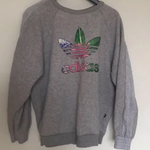  - Äkta adidas crewnwck. Nypris 500. Superskön och mysig. Väldigt fint skick. Köpare står för frakten.