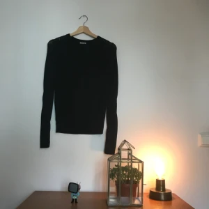  - Tunnare tröja med detaljer. Färg: svart