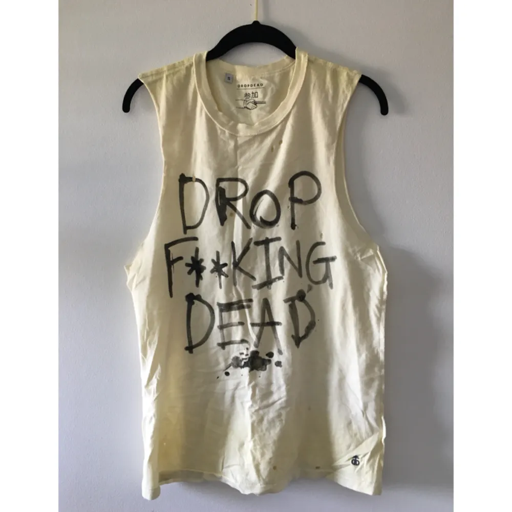 Linne + strumpor från märket Drop Dead. Köpta i deras flagship store i London när kollektionen släpptes, du får till och med originalpåsen på köpet ❤️ . T-shirts.