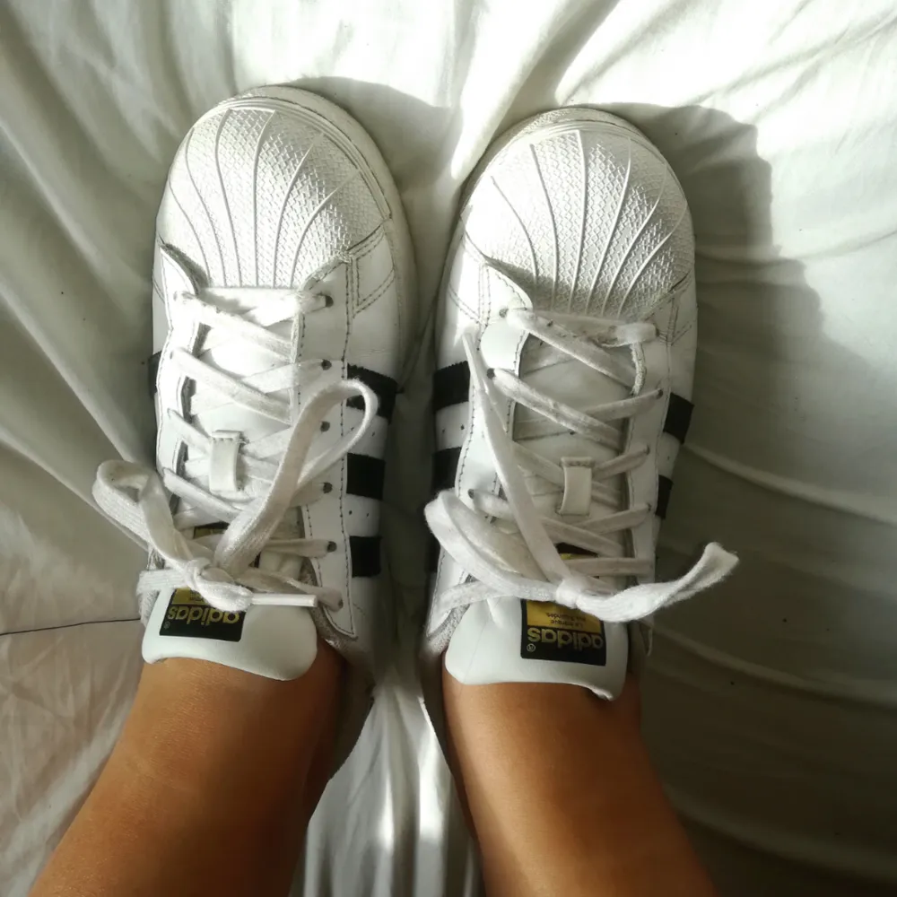 Adidas superstar original, lite använda, lite smutsiga men de skönaste skorna jag någonsin har ägt! . Skor.