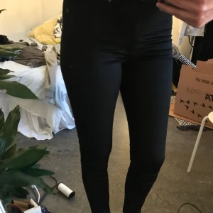  - Jeans från Dr denim, modell ”plenty” dvs lite högre i midjan. Jättesnyggt material i sammetsliknande tyg fast tunnare. Aldrig använda. Kan skickas eller mötas upp. Frakt 60 kronor. 