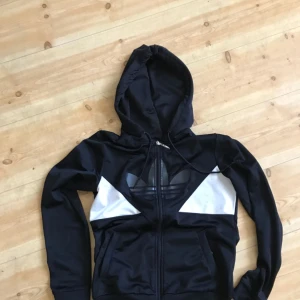  - Adidas hoodiejacka i trevligt begagnat skick. Kan hämtas i Uppsala eller skickas mot fraktkostnad 