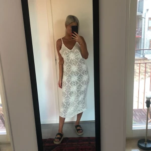  - Magisk vit virkad klänning. Så fin över bikini på stranden. Säljes pga har två likadan i olika storlekar. Klänningen på bild är M men säljer helst den i S som är något mindre.