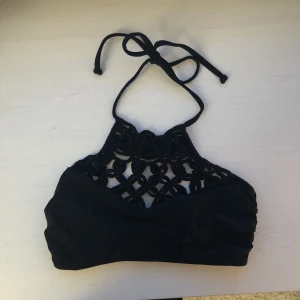  - Bikinitopp i bra skick med knytning runt halsen och på ryggen.