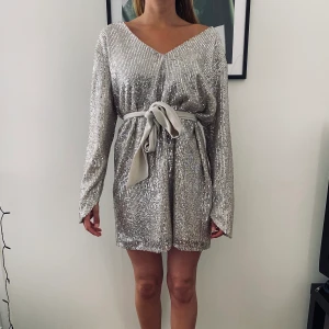 Klänning, NA-KD Hannalicious  - Silvrig klänning från NA-KD med Hannalicious kollektion, använt endast en gång