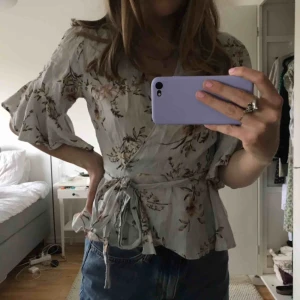  - Supersöt omlottblus från zara! Står att den är i XS men passar mig som vanligtvis har S! Frakt tillkommer på 30kr, skriv för fler bilder eller frågor!❤️❤️✨