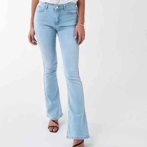  - Så fina  Bootcut ifrån Gina Tricot, aldrig använda utom på denna bild. Så superfint skick, lite långa på mig som är 1,68. Köpare står för 69kr frakt ☺️