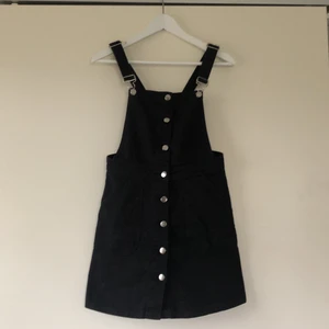 Hängselklänning - En svart hängselklänning i jeanstyg från HM i strl 36. Frakt tillkommer.