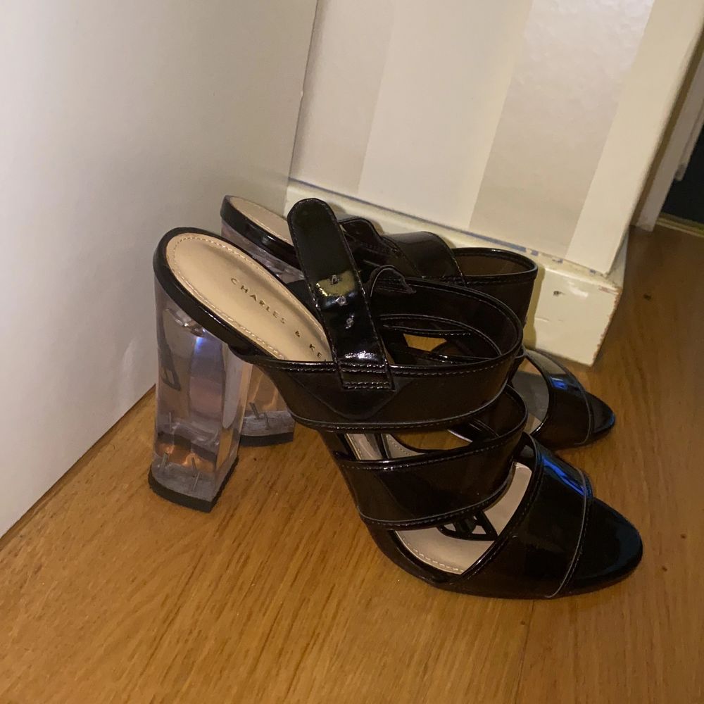 Charles & keith heels, används bara 1 gång, bekväma och passar till allt. Skor.