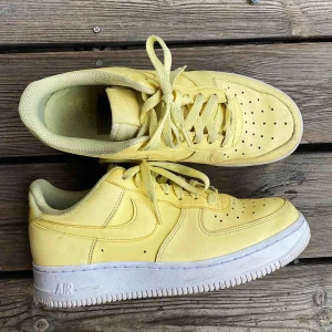  - Säljer coolaste skorna, Nike Air Force 1, som tyvärr aldrig kommer till användning, köpta i höstas!! Lite smutsiga men väldigt fina. Frakt tillkommer