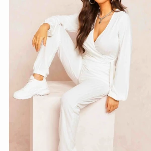  - Säljer dessa vita byxor från boohoo, använda 1 gång annars helt nya! 