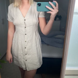 Beige linneklänning från mango  - Linneklänning från mango i storlek m, men passar S minst lika bra. Använd 1-2 gånger. Nypris 499kr