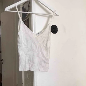  - Vit ribbat linne från unikt märke. Jättefint med tunna axelband och v-ringad rygg! Somrigt kap! 🕊  Ser nästan rosaskimrande ut på bilden men det är bara eftersom det är randigt 