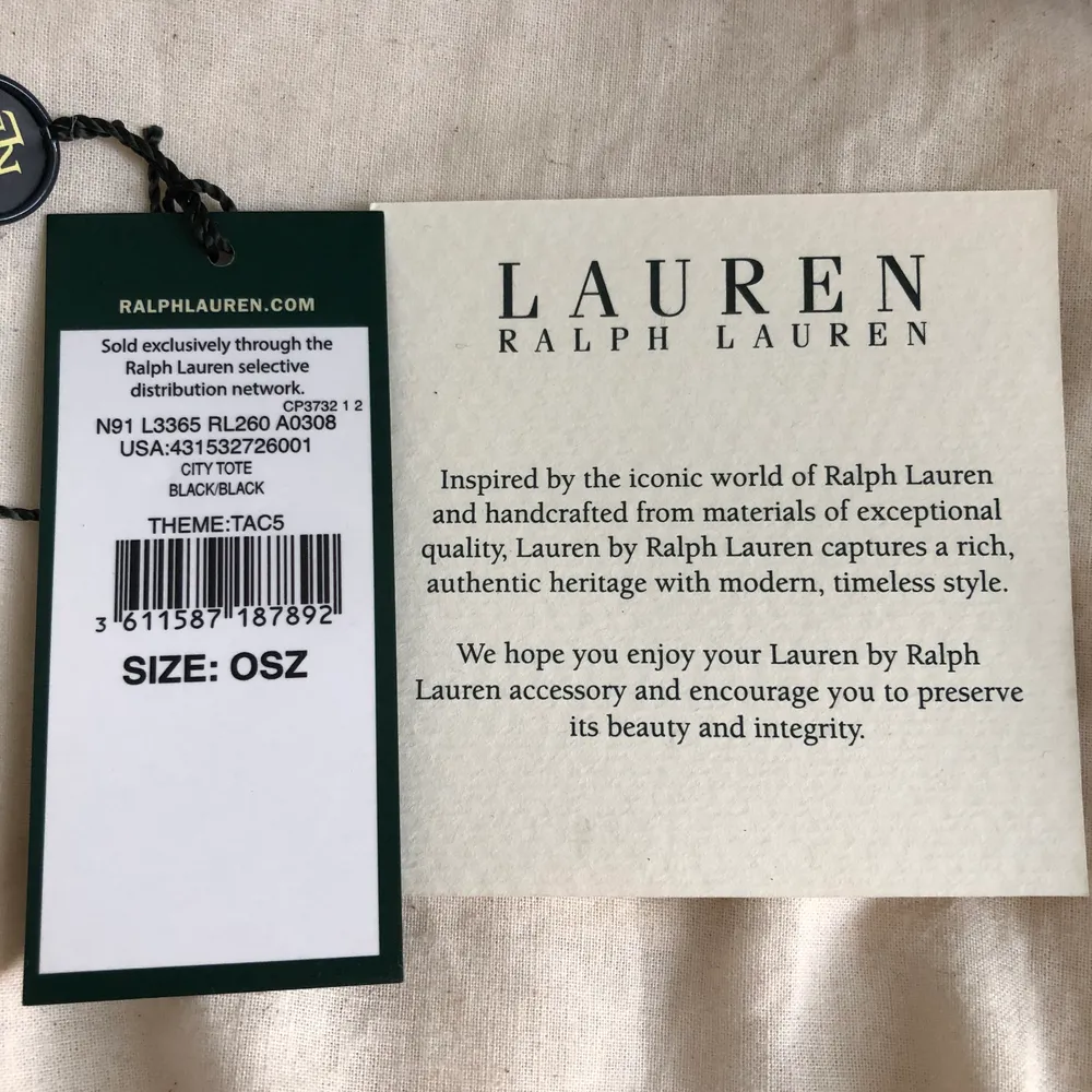 Säljer min superfina Ralph Lauren-väska då jag inte använder den längre. Modellen heter Tate city tote. Helt äkta och i äkta skinn.  Köptes på Zalando för 3595 kr. Dustbag och tags medföljer. Pris kan diskuteras! 🥰 . Väskor.