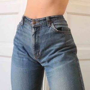  - Perfekta jeansen som passar till allt! Raka i modellen och storleken är nog en M skulle jag säga, passar S med skärp! Möts upp i Lund, Malmö (ibland Stockholm), annars tillkommer frakt! Hör av dig om frågor:)