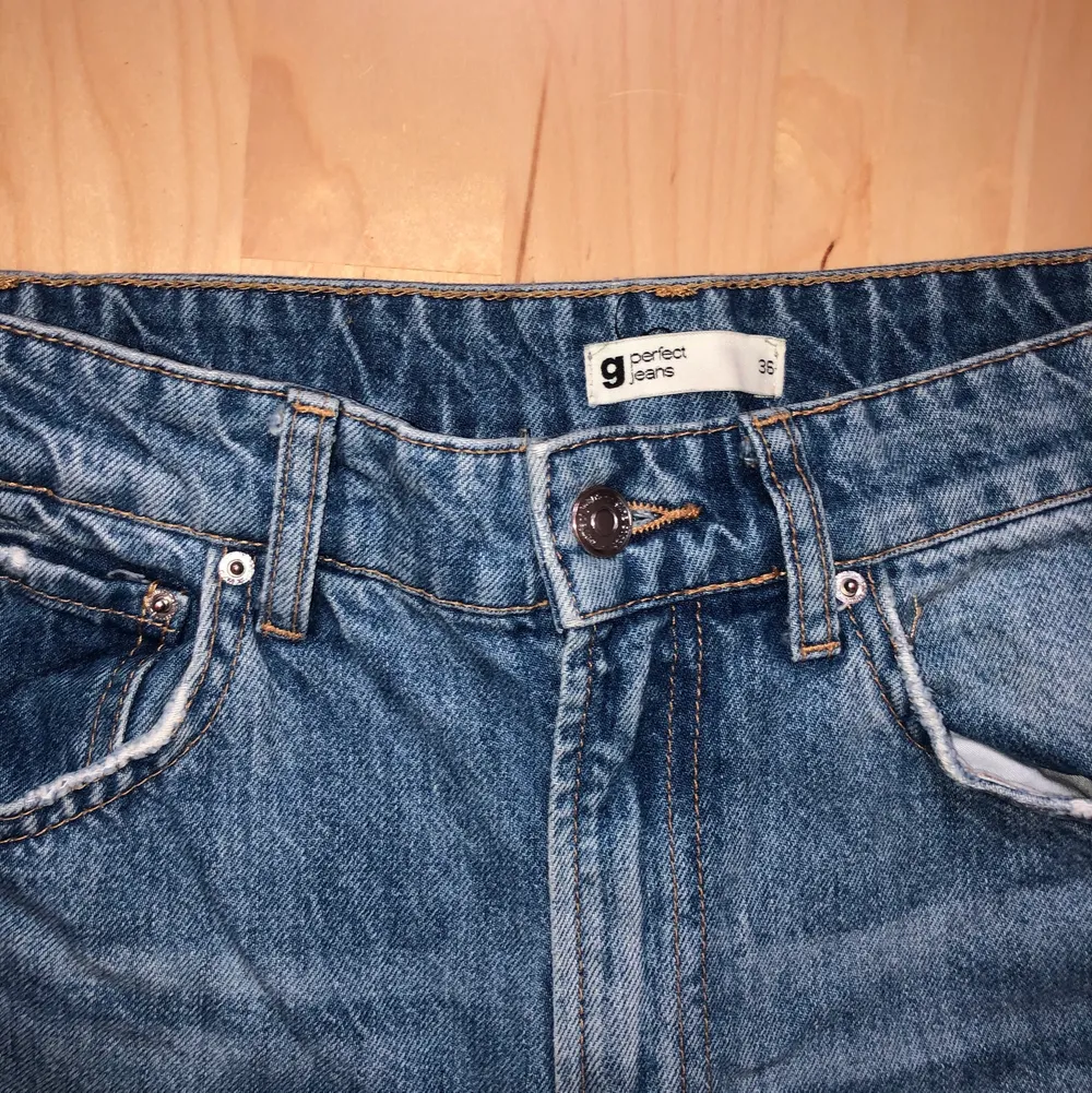 Snygga och cleana jeans som sitter väldigt bra och lätta att matcha till annat. Sitter mest tight runt rumpa och lår och lösare längre ner. . Jeans & Byxor.