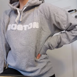 Grå hoodie  - Mysig grå hoodie med två fickor på sidorna :)