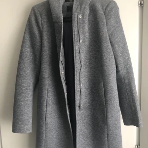 Vero Moda grå kappa med luva - Jätte fin grå vår kappa. Nyskick . Stl small