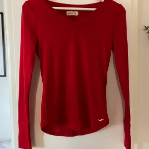 Hollister-tröja - Jättefin klarröd tröja från Hollister i storlek S, kommer tyvärr aldrig till användning längre. Betalas med swish och köparen står för frakten 🦋