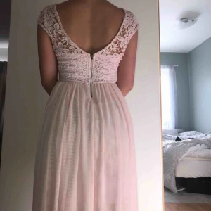 Fin klänning från only - Rosa klänning från Only. Jättefint skick då den bara är använd en gång. 