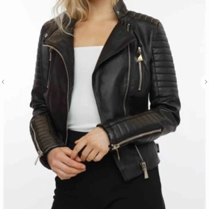  - Populär skinnjacka från Chiquelle!! Knappt använd eftersom den var lite liten på mig. Jätte snygga detaljer och super snyggt med en hoodie under! Skriv för fler bilder, köpare står för frakt:) (nypris 699kr)