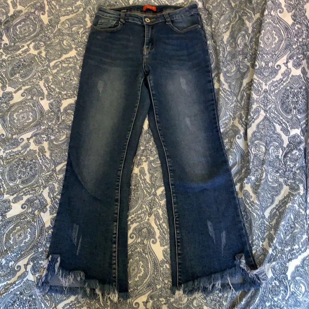 Cropped jeans köpta på Raglady. Mycket och skön stretch, hög midja, smal passform över rumpa lår och sen lite utställda. Knappt använda. Säljs pga för korta.. Jeans & Byxor.