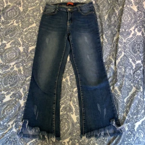 Denim stories - Cropped jeans köpta på Raglady. Mycket och skön stretch, hög midja, smal passform över rumpa lår och sen lite utställda. Knappt använda. Säljs pga för korta.