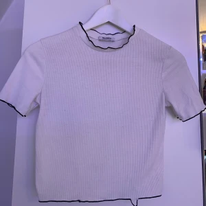 T-shorts från zara - Fin t-shirt från zara storlek S . En tråd som hänger men den var där när jag köpte den orkade bara inte byta för den syns inte när man sätter på sig den.    Den slutar typ vid naveln.❗️Frakten ingår❗️