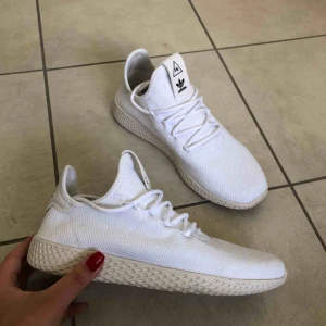  - Adidas Originals x Pharrel Williams Tennis Hu, endast använda tre gånger så i superbra skick och hur sköna som helst. Små smutsfläckar som nog går att få bort om man vill, har inte testat. Frakt tillkommer 🌸