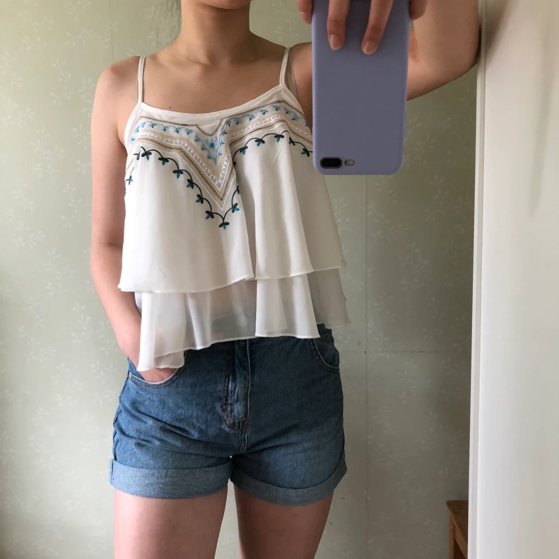 Linne med broderidetaljer 