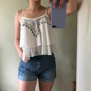 Linne med broderidetaljer  - Et väldigt gulligt linne med fina broderidetaljer. Jättefin att ha utomlands, passar storlekarna S/M/L 🦋Fraktkostnad tillkommer🦋