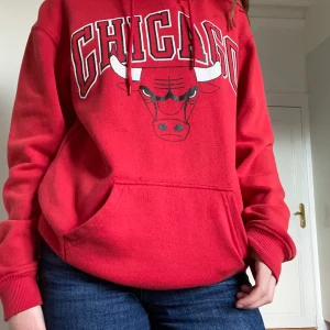 Chicago Bulls hoodie - En snygg röd Chicago Bulls hoodie jag köpte i London! Texten ser lite vintage ut och den är rätt så mjuk inne,storleken är nog S😊❤️ frakt 59kr