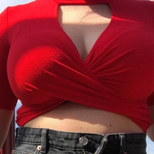 Röd topp från Topshop - Röd topp från Topshop i London. Använd typ 2 gånger. Strl 38, fiiin på sommaren🌞 (Säljer även strl 36 i svart, se nästa annons) Frakt tillkommer!