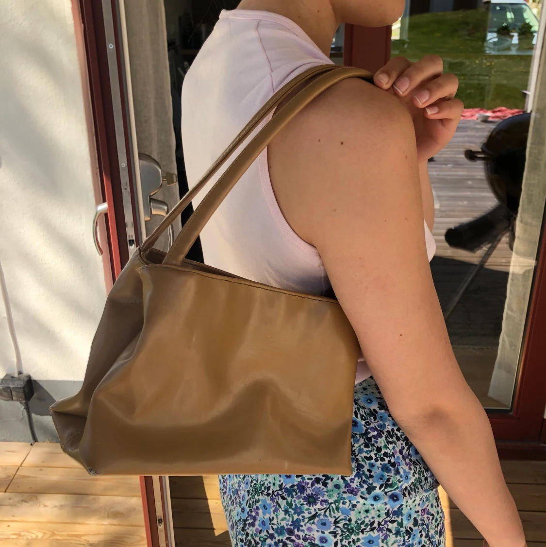 Trendig lattefärgad liten väska  - 91