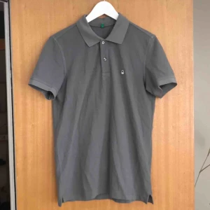  - Grå piké från United Colors of Benetton i storlek M. Kan mötas upp i Malmö eller posta!