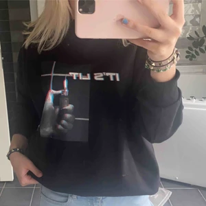  - En as cool sweatshirt från NAKD, säljer pga att jag ej får någon användning av den, har storlek M men den passar som S