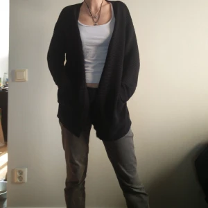 Mysig öppen kofta  - En mysig mörk kofta för sommarkvällarna. Sitter fint på mig som är S men måhända på snudd för korta armar. Fraktkostnad tillkommer.