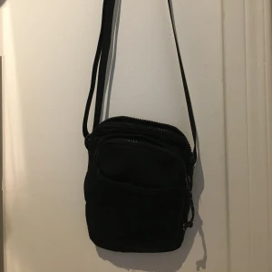 Weekday väska  - Svart weekday väska med nät, två fack. Perfekt för att ha med sig saker under dagen. Smidig och fin! 