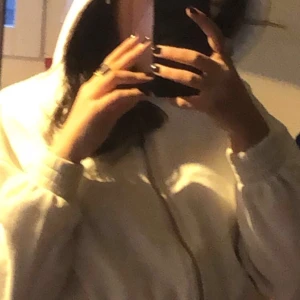 Gina tricot bumulsmunkjacka. Strlk XS 💕 - En jätte bekväm bumulsmunkjacka ifrån Gina. Den har en super härlig luva som är mjuk och härlig! 💕