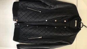 Bomberjacka från Ginatricot  - Snygg bomberjacka från ginatricot. Älskat denna så använd endel men har inga slitningar. Storlek 36 men är, och ska vara lite oversized. Fraktfri 🍒🥳