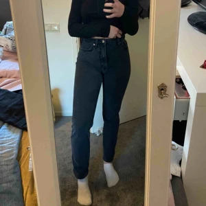  - Pris kan diskuteras! Smuts-svarta jeans från Monki! På snäppet för små på mig. 