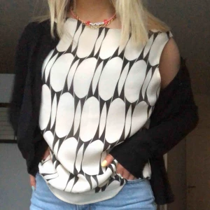 Svartvit blus  - Mönstrad blus från Zara i silke, knappt använd. Storlek 40 men passar även 36 och 38 (jag har vanligtvis 36) 💓💓💓