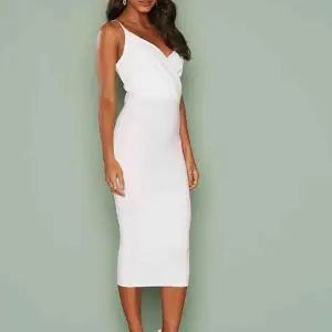 Ny superfin vit klänning från Nelly,  Passar xs/s. Fint tjockare material som känns lyxigt.   Fri frakt 