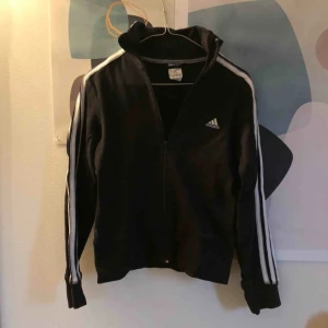  - Adidasjacka med hög krage. Frakten ingår i priset 🌟