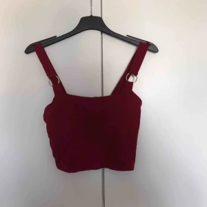 Topp - Använd en gång i stl S-M priset står på 55kr köparen står för frakt (skicka ofta med spårbar) pm du är intresserad 