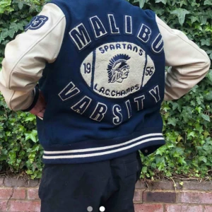  - True religion varsityjacka. Skitsnygg! Som ny. INTRESSEKOLL