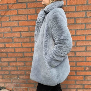  - Fluff, fluff, fluff! Inköpt för 1100kr, sparsamt använd. Mycket mysig, förtjänas att användas mer. Kan mötas i Gbg annars tillkommer frakt 🚚 