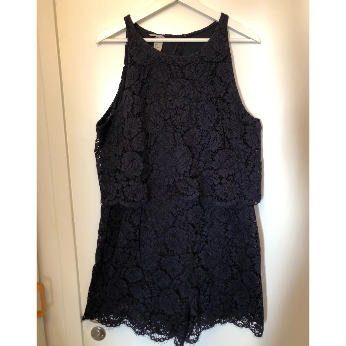 Mörkblå playsuit i spets