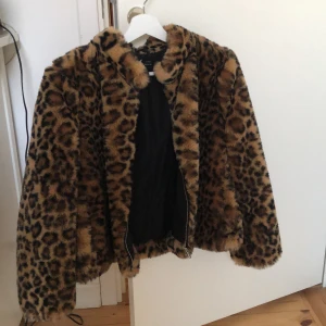 Jacka - OANVÄND Leopard jacka i storlek M från zara